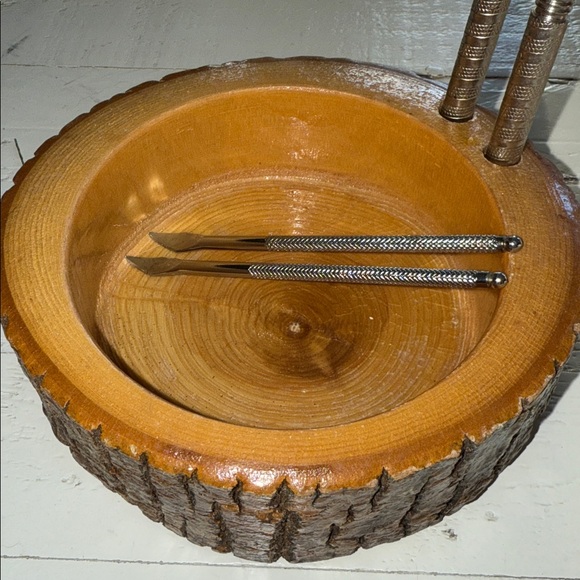 1970s rustic vintage Wooden rough cut  nut cracking Bowl with Metal nutcrackers - Picture 9 of 10